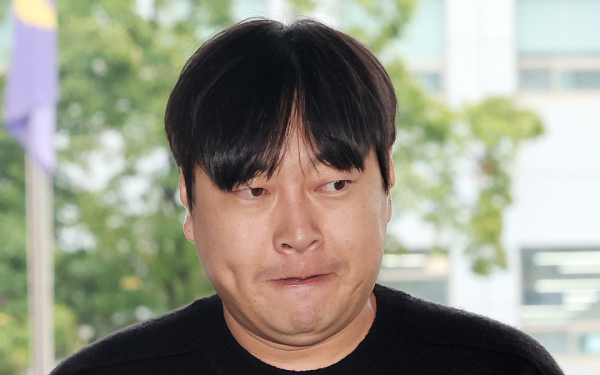 Lee Jin Ho apologizes as he faces police questioning over illegal gambling and fraud charges