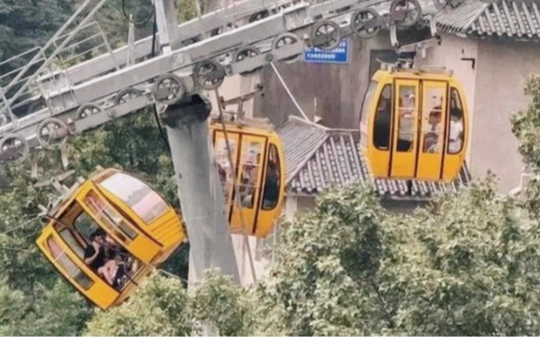 Cable car door opens during operation, 34-year-old female tourist f.ell into the a.byss