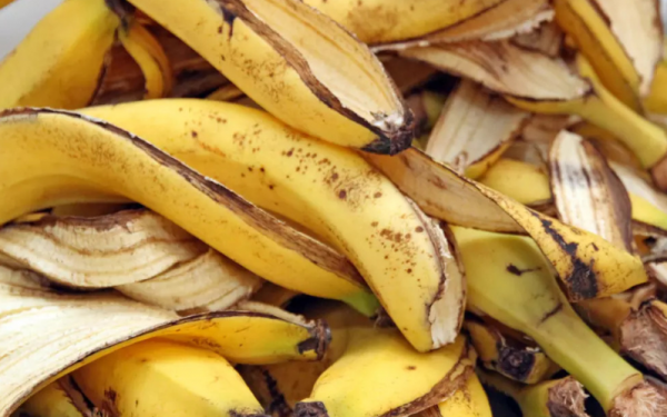 After eating a banana, don't throw away the banana peel immediately