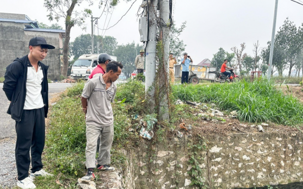 The scene of four people hugging each other tightly on the saddle, the motorbike lying still in the ditch, made the witnesses feel heartbroken