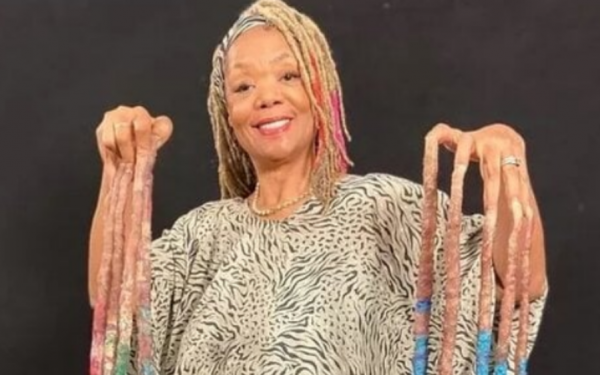 Woman has 13 meter long fingernails after nearly 30 years without cutting