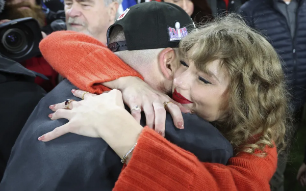 Taylor Swift Attends Texans-Chiefs Playoff Game, Sparking Fan Discussion – Photos & Video